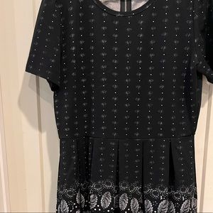 Black patterned dress with pockets! Has stretch to it!
